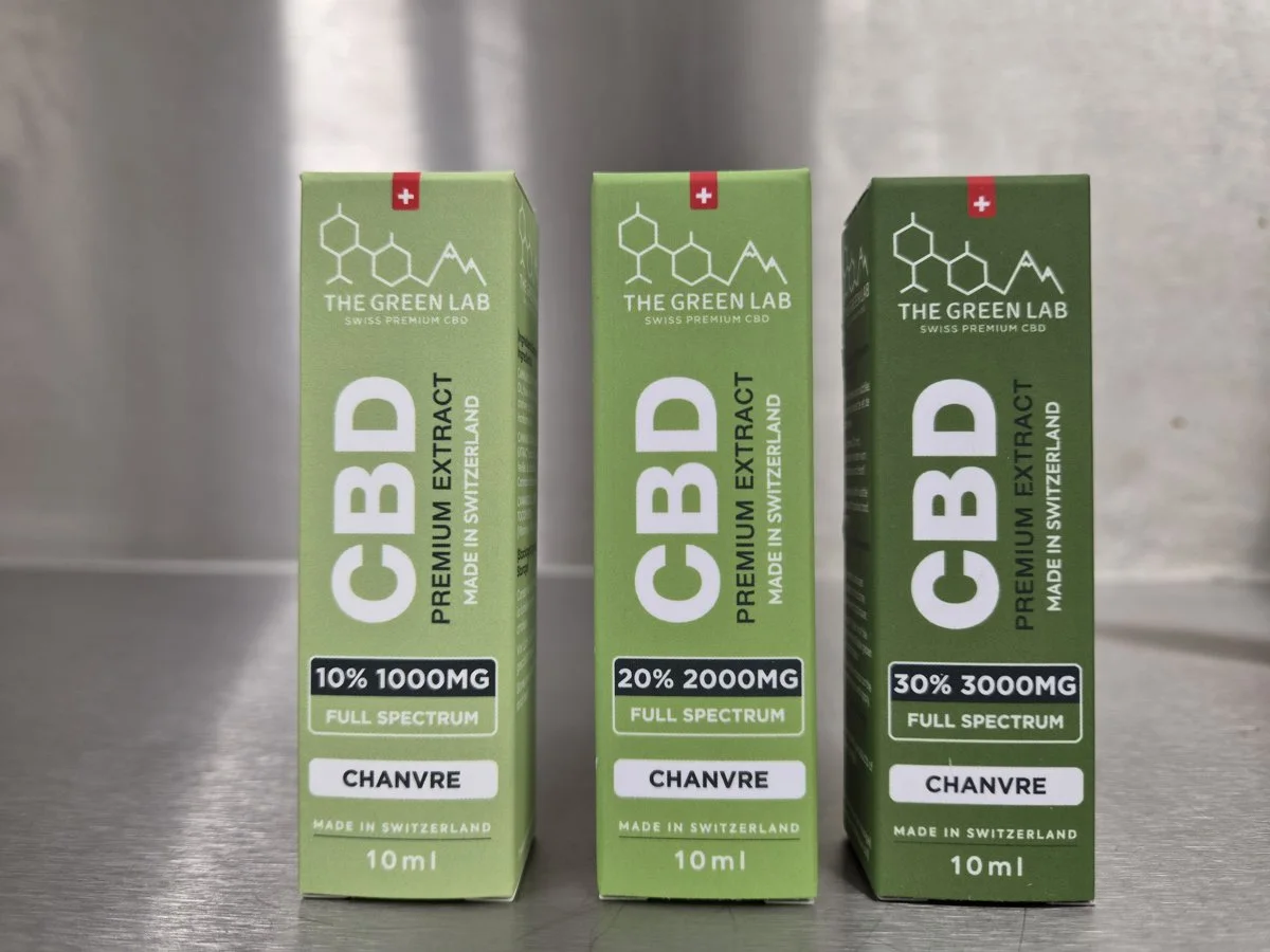 Drei Faltschachteln des CBD-Öls Hanf Full Spectrum von The Green Lab, 10 ml, mit 10 %, 20 % und 30 %, also 1000, 2000 und 3000 mg