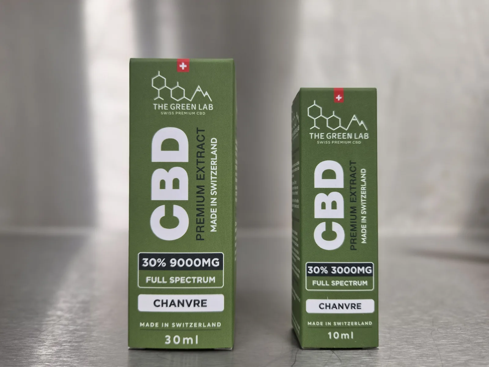Zwei Faltschachteln des CBD-Öls Hanf Full Spectrum mit 30 %, die eine mit 30 ml und der Angabe 9000 mg, die andere mit 10 ml und der Angabe 3000 mg