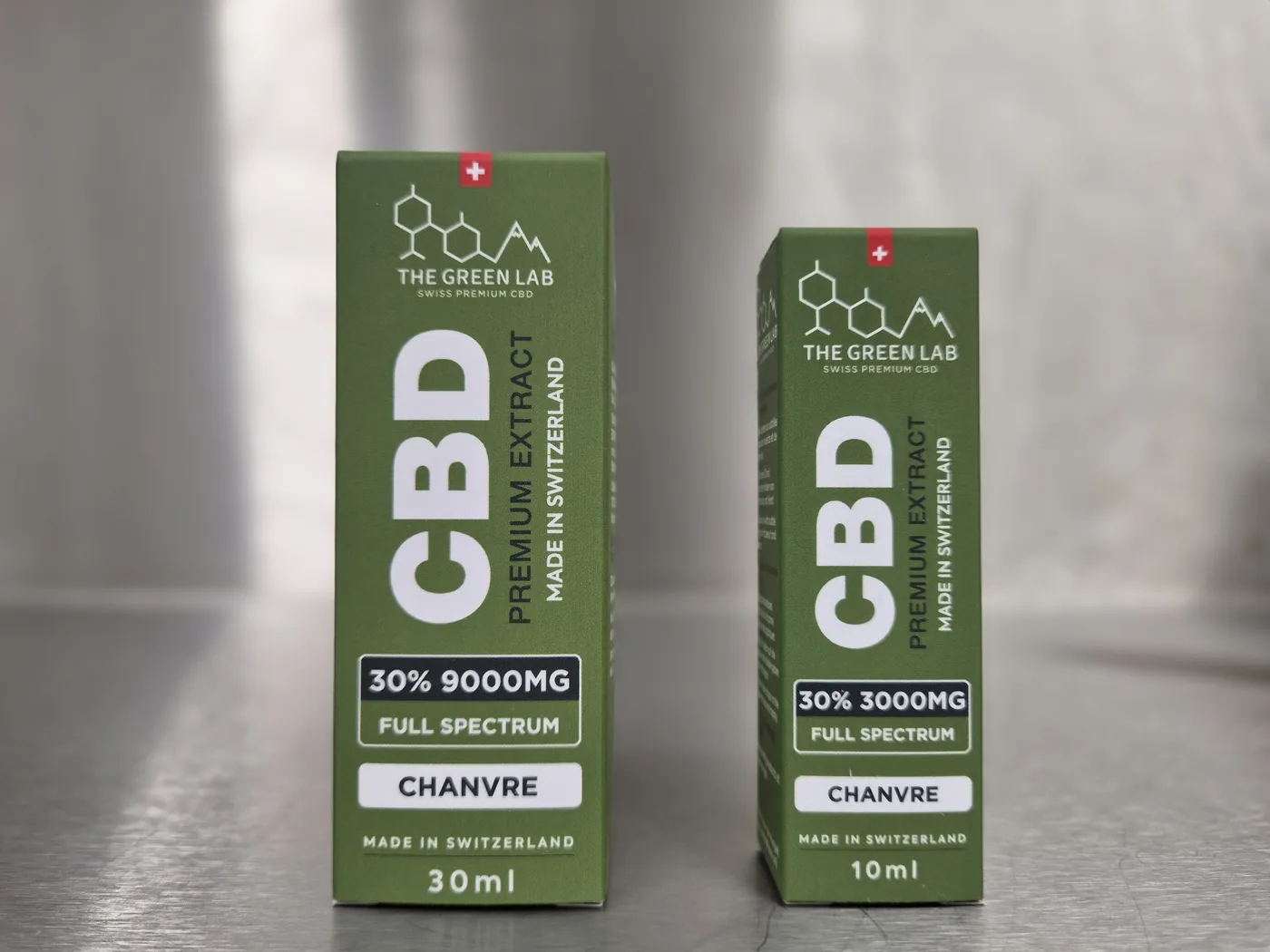 Deux étuis Chanvre 30 % The Green Lab côte à côte, un flacon de 30 ml portant 9000 mg et un flacon de 10 ml portant 3000 mg