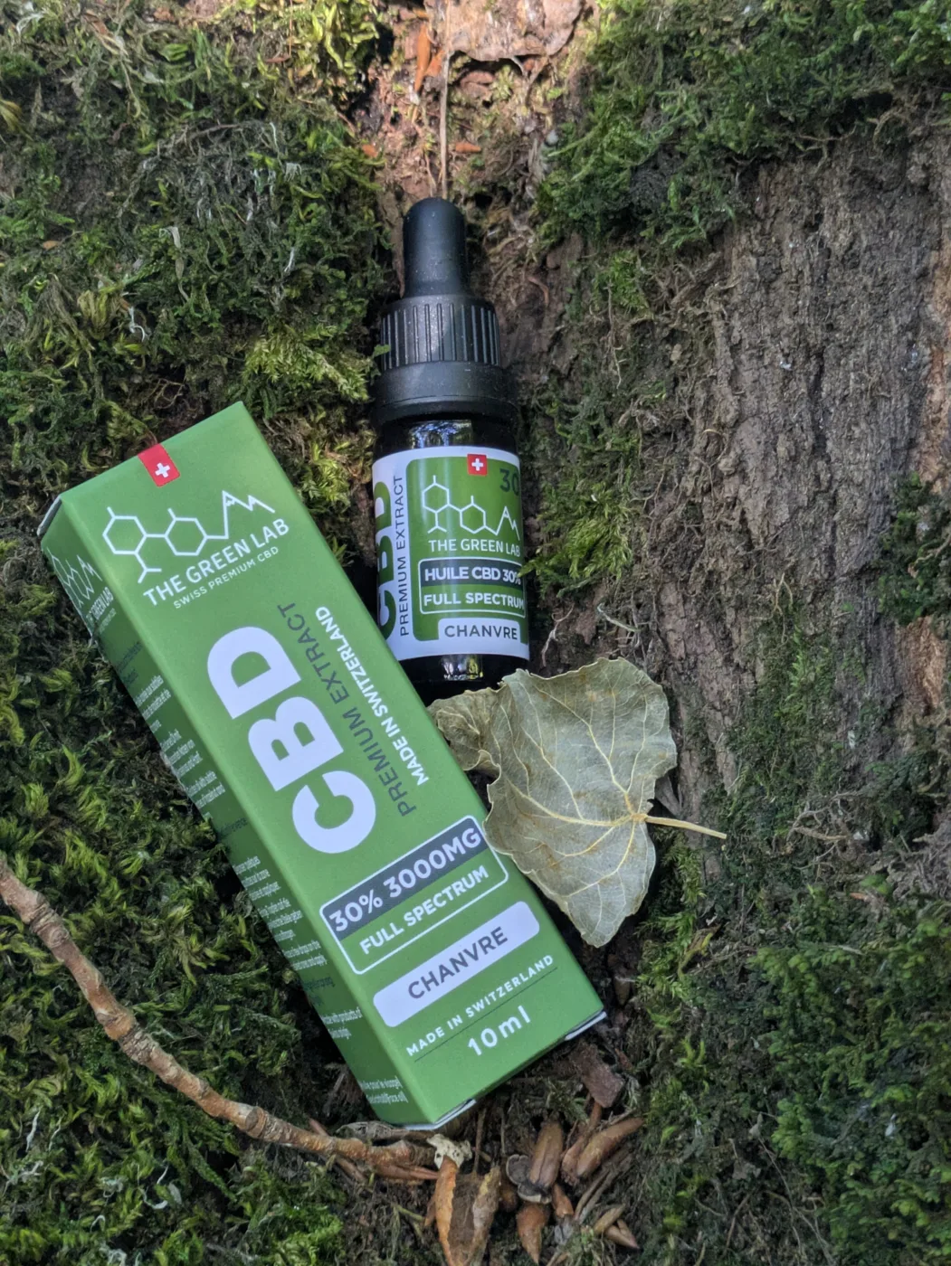 Huile CBD Chanvre 30 % Full Spectrum, flacon et étui posés sur de la mousse
