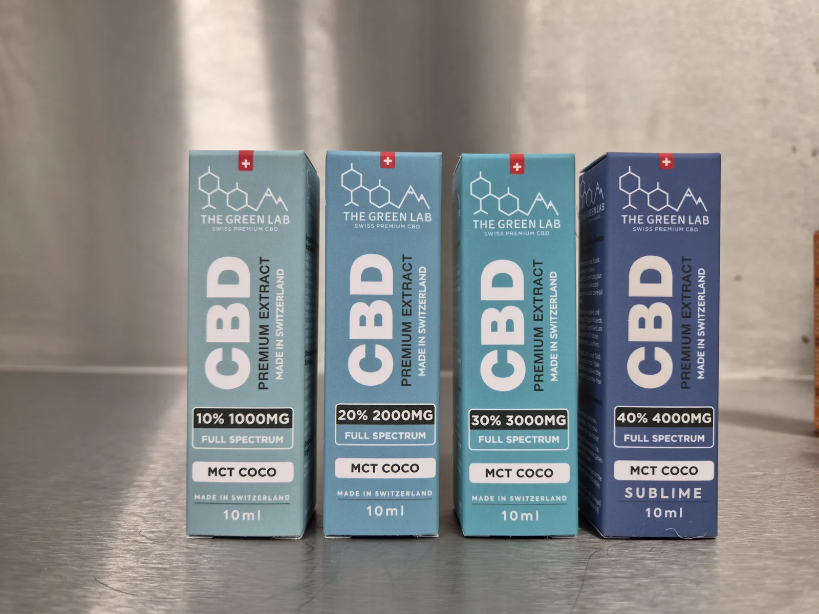 Vier Faltschachteln des CBD-Öls Sublime auf MCT-Kokosöl in 10 ml, mit 10 %, 20 %, 30 % und 40 %, also 1000, 2000, 3000 und 4000 mg