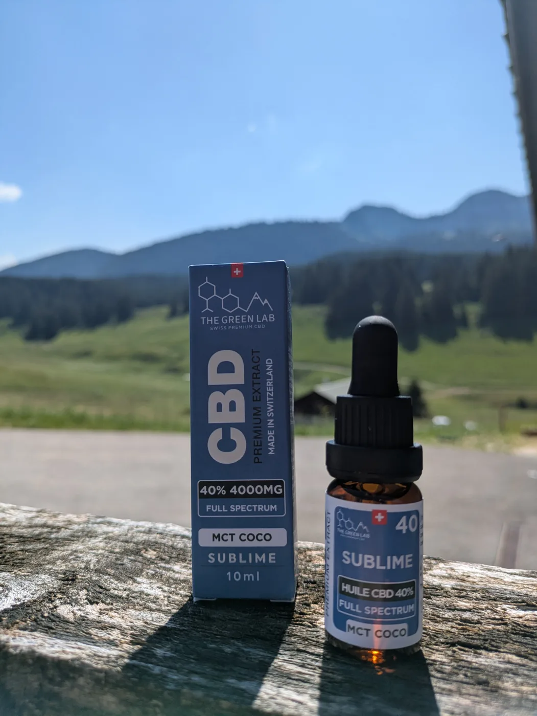 CBD-Öl Sublime 40 % auf MCT Kokos, Flasche und Schachtel im Freien