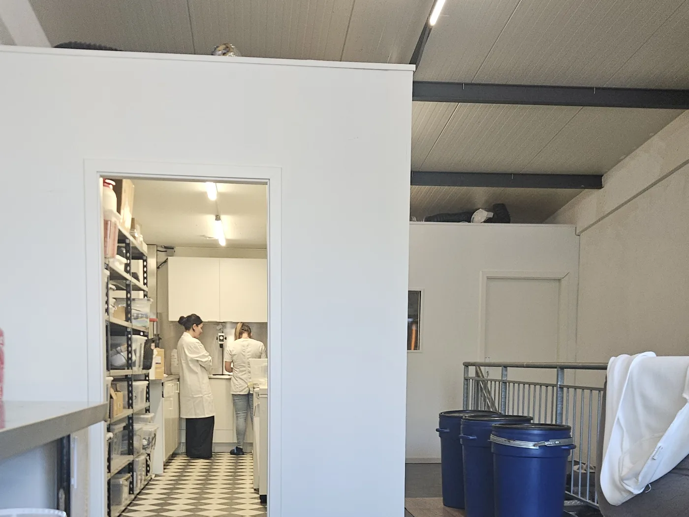Entrée du laboratoire de Gland, deux membres de l'équipe en blouse au travail